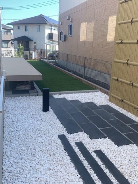 竹垣と玉砂利